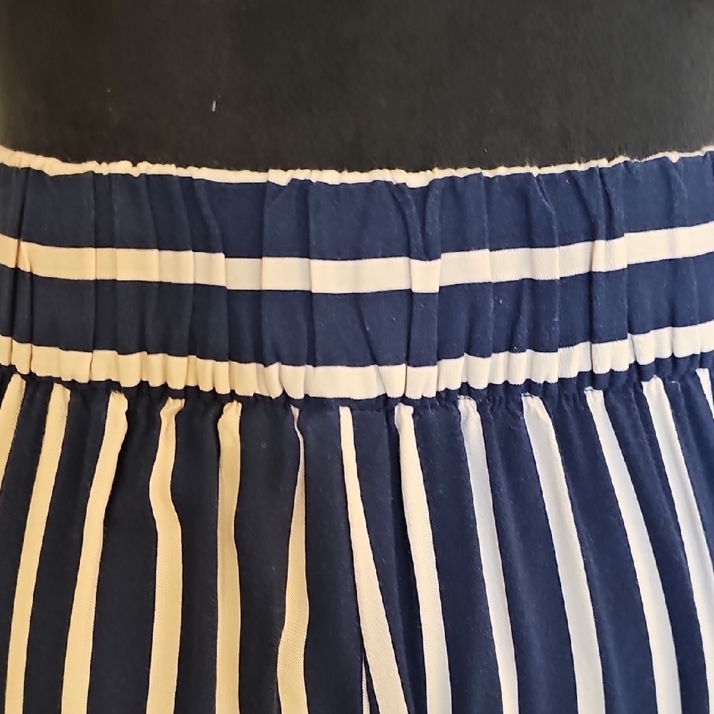 H&M Dark Blue and White Striped Women's Shorts - Picture 3 of 8